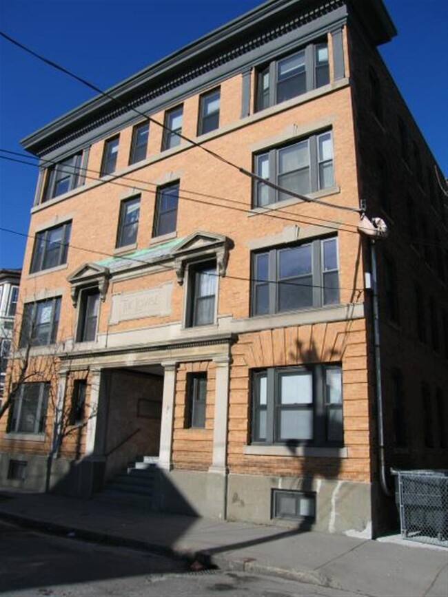 23 Upland Rd, Unit B in Cambridge, MA - Foto de edificio - Building Photo