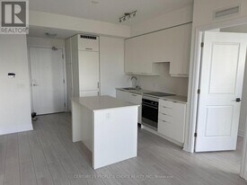 30 Elm Dr W in Mississauga, ON - Building Photo