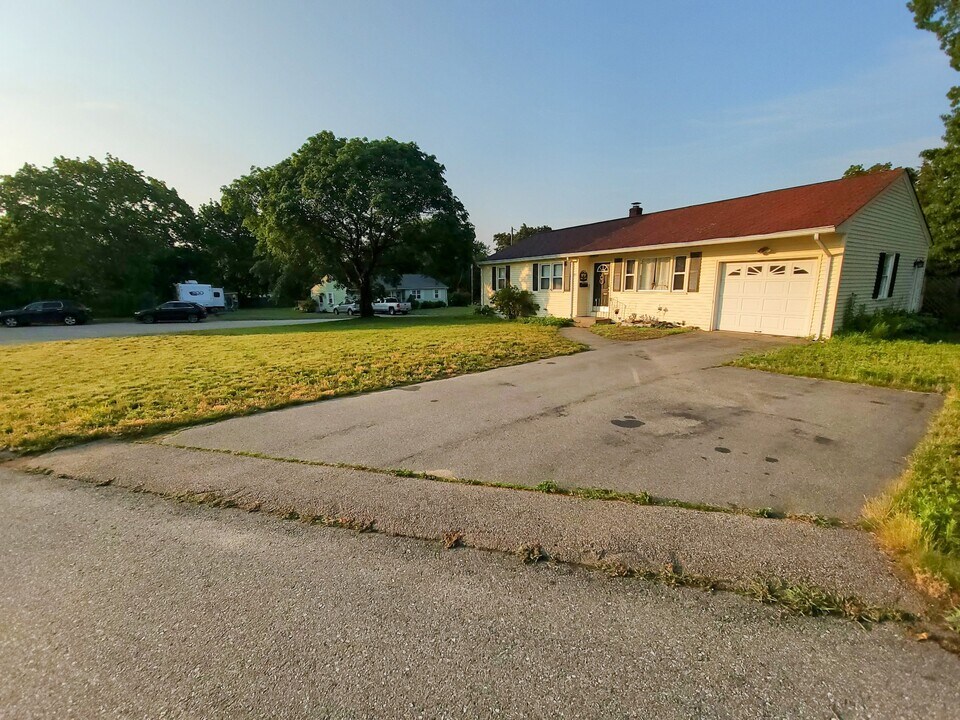 25 Mitola Dr in North Kingstown, RI - Building Photo