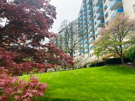 10201 Grosvenor Pl in Rockville, MD - Building Photo