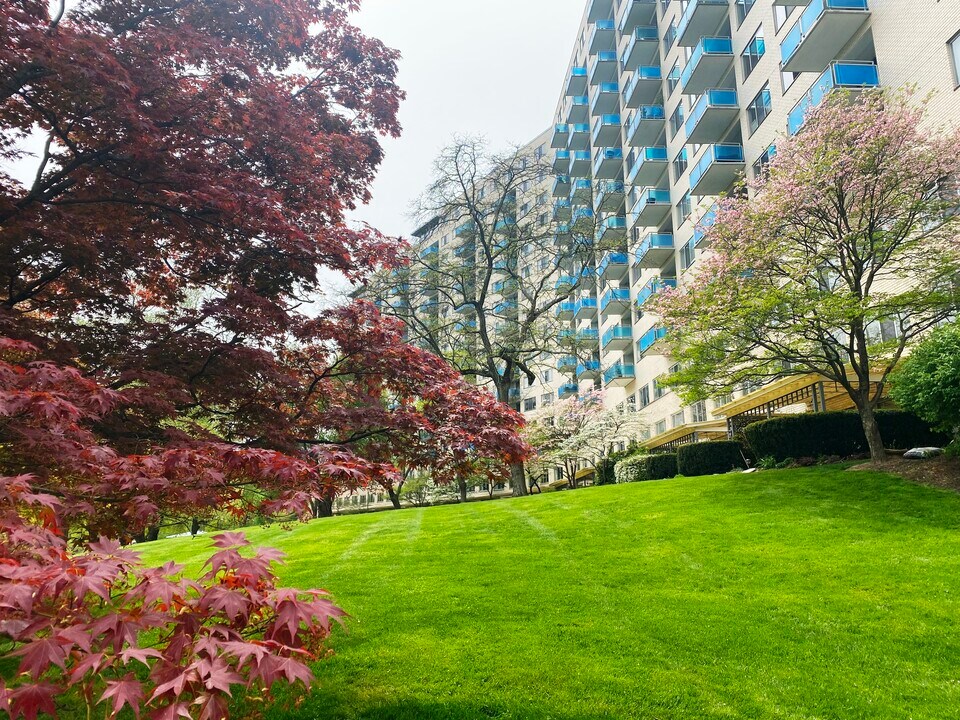 10201 Grosvenor Pl, Unit 103 in Rockville, MD - Building Photo