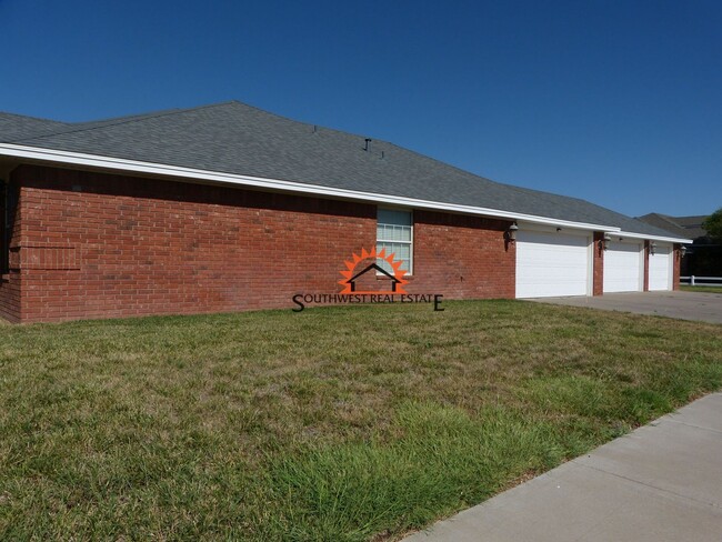 424 Adkins Ct in Clovis, NM - Building Photo - Building Photo