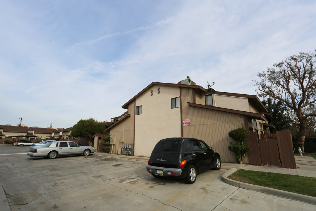 Parker Townhomes in Bakersfield, CA - Building Photo