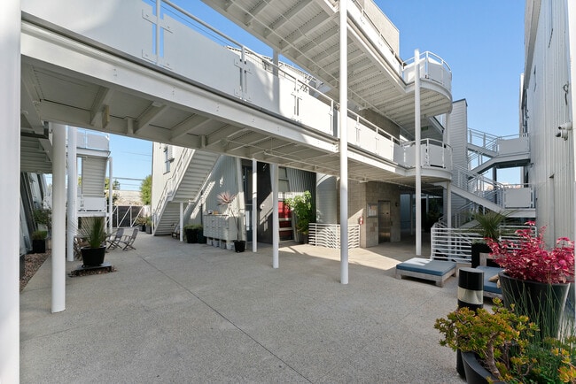 615 Hampton Dr in Los Angeles, CA - Building Photo - Building Photo