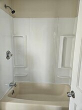 24 Ninth St, Unit 1 in Auburn, ME - Foto de edificio - Building Photo