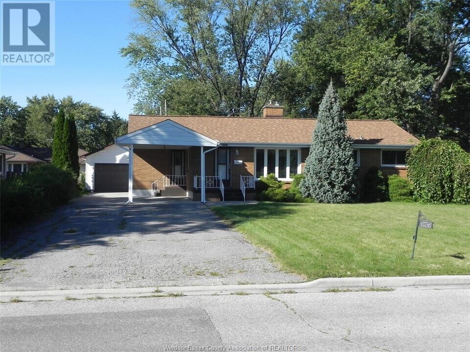 13798 St Gregory's Rd in Windsor, ON - Building Photo