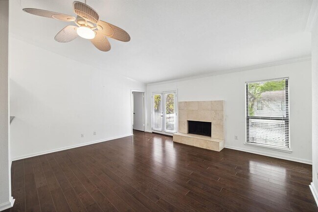 2425 Augusta Dr, Unit 22 in Houston, TX - Building Photo - Building Photo