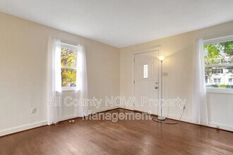 2238 Farrington Ave in Alexandria, VA - Building Photo - Building Photo