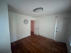 323 Maple St in New Britain, CT - Foto de edificio - Building Photo