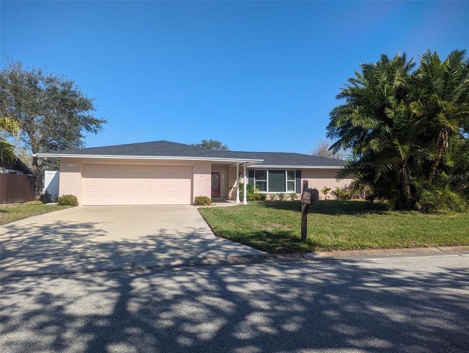 1850 Mid Ocean Cir in Sarasota, FL - Building Photo