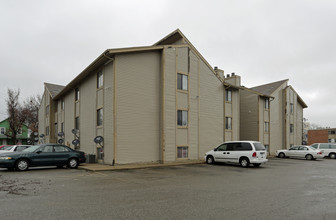 Oak Tree Square Apartments in Topeka, KS - Building Photo - Building Photo