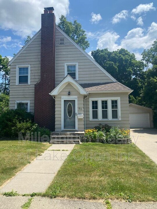 65 Chippewa Rd in Pontiac, MI - Building Photo