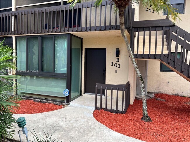 840 NE 199th St in Miami, FL - Building Photo - Building Photo