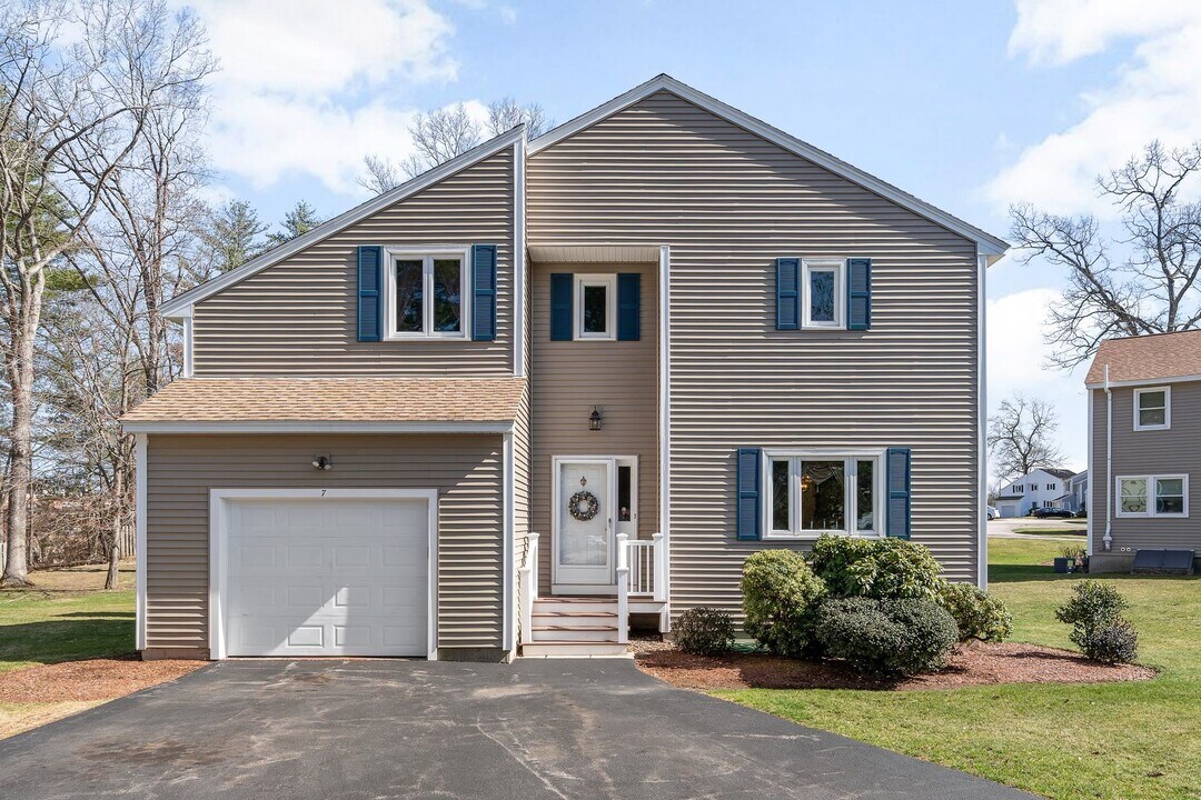 7 Tracey Ave in Nashua, NH - Building Photo