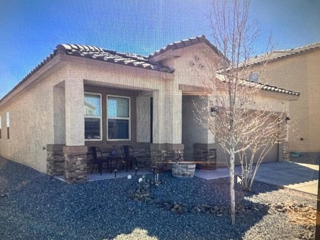 1741 Valle Vista Rd NW in Los Lunas, NM - Foto de edificio - Building Photo