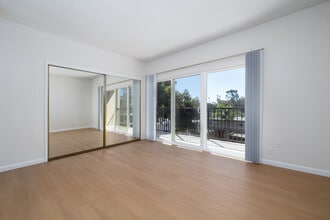 Ocean View Terrace Apartments in Oceanside, CA - Building Photo - Interior Photo
