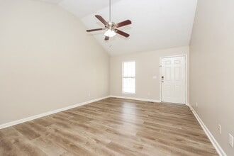 1600 Rock Springs Midland Rd in Christiana, TN - Foto de edificio - Building Photo