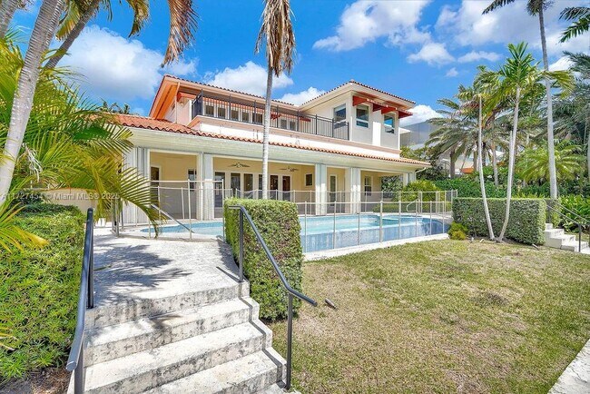 74 Bal Bay Dr in Bal Harbour, FL - Foto de edificio - Building Photo