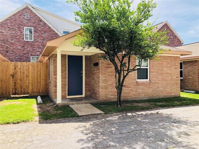 property at 815 1/2 Waverly St