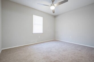 Chimneys of Greenville in Taylors, SC - Foto de edificio - Building Photo