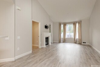 240 Caldecott Ln-Unit -314 in Oakland, CA - Foto de edificio - Building Photo