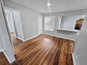 1302 Westward Ave in La Marque, TX - Foto de edificio - Building Photo