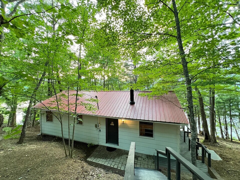110 Harbor Side Dr in Lake Lure, NC - Foto de edificio