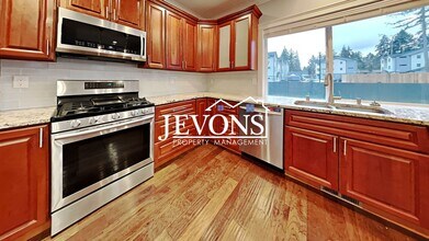 11818 Interlaaken Dr SW in Lakewood, WA - Building Photo - Building Photo