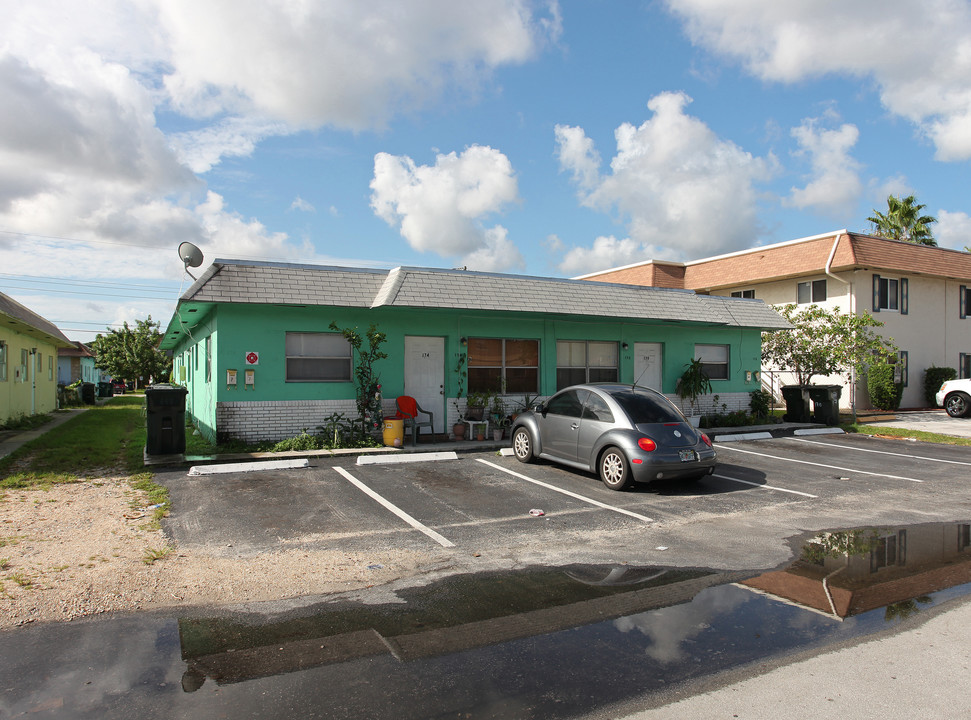 170-176 NE 41st St in Oakland Park, FL - Building Photo