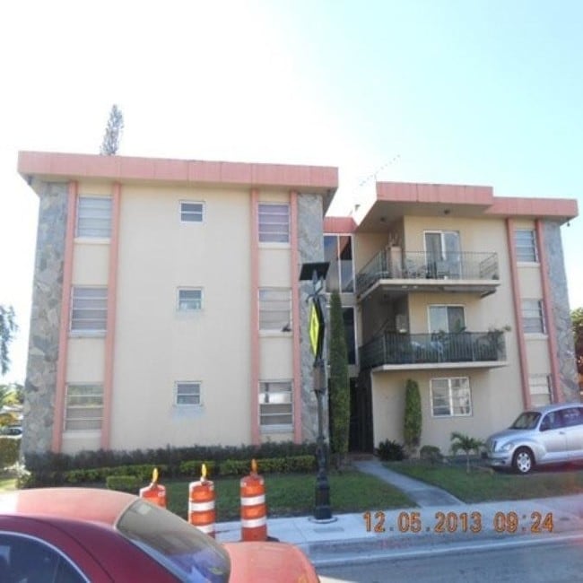 5100 W Flagler St, Unit 307 in Coral Gables, FL - Building Photo - Building Photo