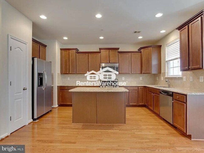 7427 Macon Dr in Glen Burnie, MD - Foto de edificio - Building Photo