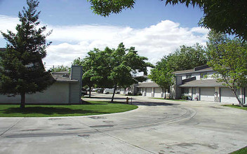 ELM WOOD Townhouses in Turlock, CA - Building Photo - Building Photo