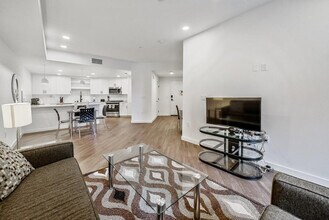 375 Camino De La Reina in San Diego, CA - Building Photo - Building Photo