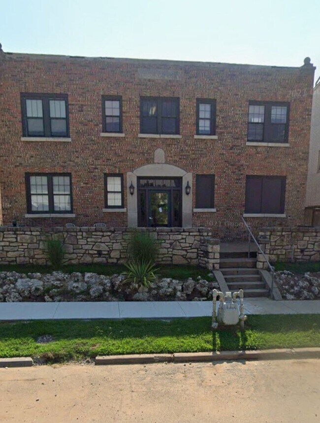 property at 1415 S Quincy Ave