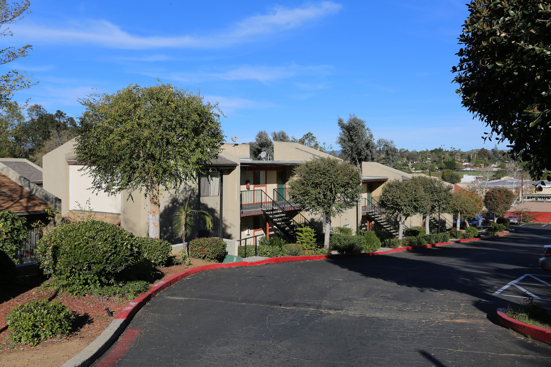 Summerwood Apartments in Fallbrook, CA - Foto de edificio