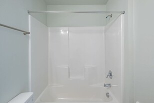 13001 S Crompton Lane in Molalla, OR - Building Photo