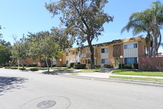 Ocean Villas Apartments in Oxnard, CA - Building Photo - Building Photo