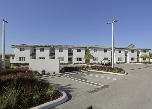 15530 NW 2nd Ave in Miami, FL - Foto de edificio - Building Photo