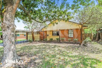 813 Luella Ave in Deer Park, TX - Building Photo - Building Photo