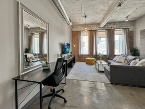 555 Evergreen St in Dallas, TX - Building Photo - Building Photo