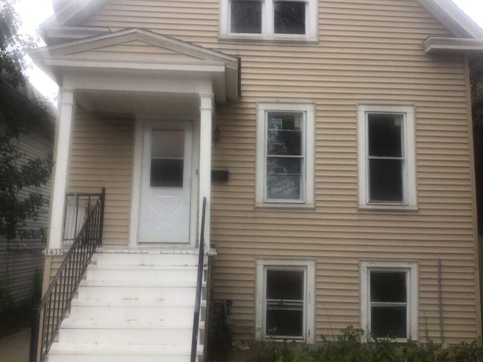 1435 W Arthur Ave in Milwaukee, WI - Building Photo