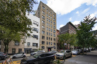 133 W 71st St in New York, NY - Building Photo - Primary Photo