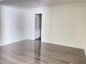 310 S Clark Dr in Los Angeles, CA - Building Photo - Building Photo