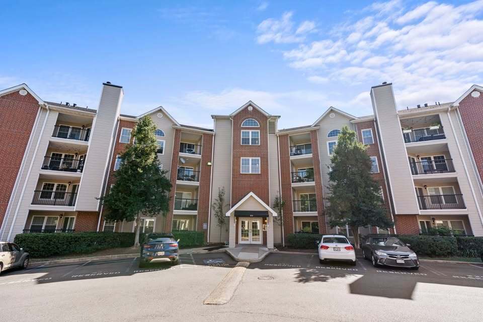 3313 Wyndham Cir, Unit 1 in Alexandria, VA - Building Photo