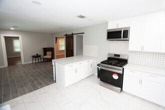 2422 Lone Oak Rd in Houston, TX - Building Photo - Building Photo