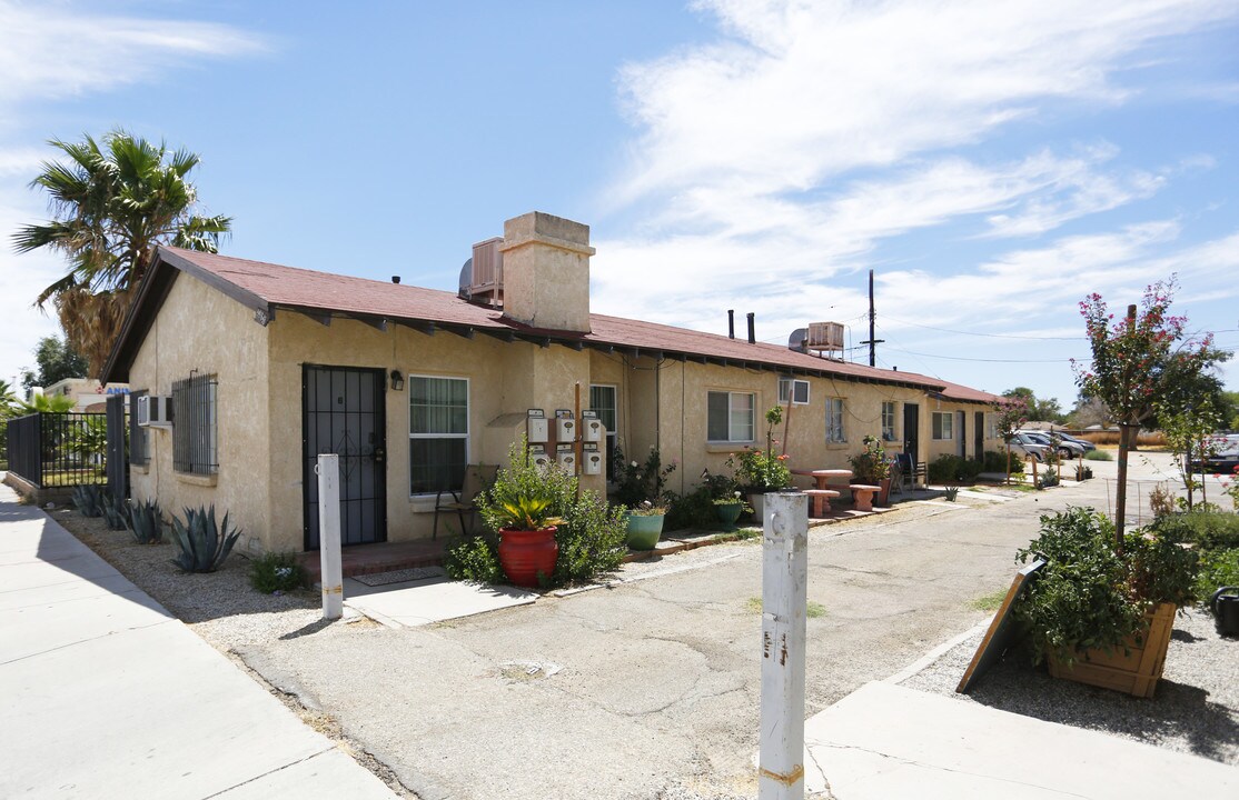 44641-44643 W 10th St in Lancaster, CA - Building Photo