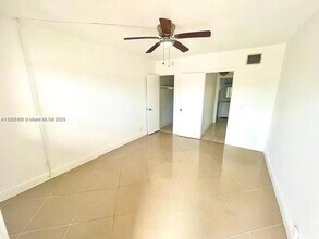 281 NE 40th St, Unit 2 in Oakland Park, FL - Building Photo - Building Photo