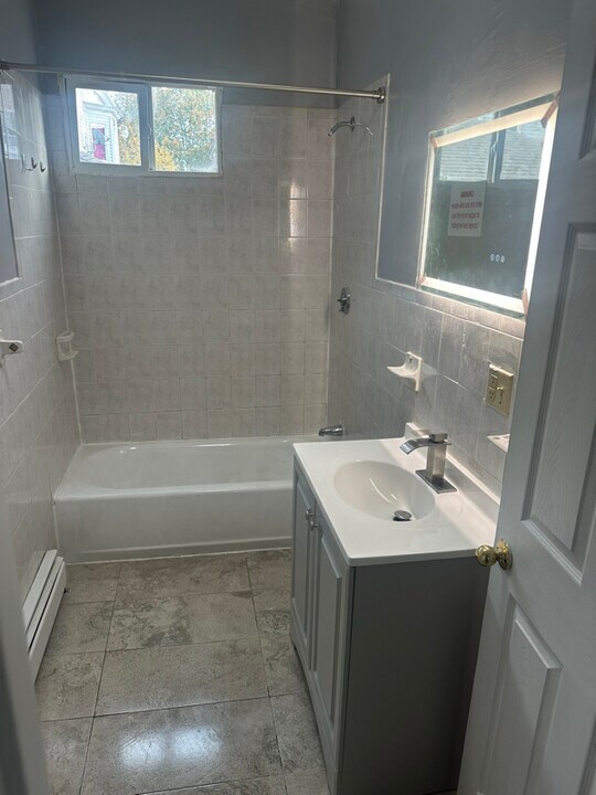 106 Taylor St in Providence, RI - Building Photo