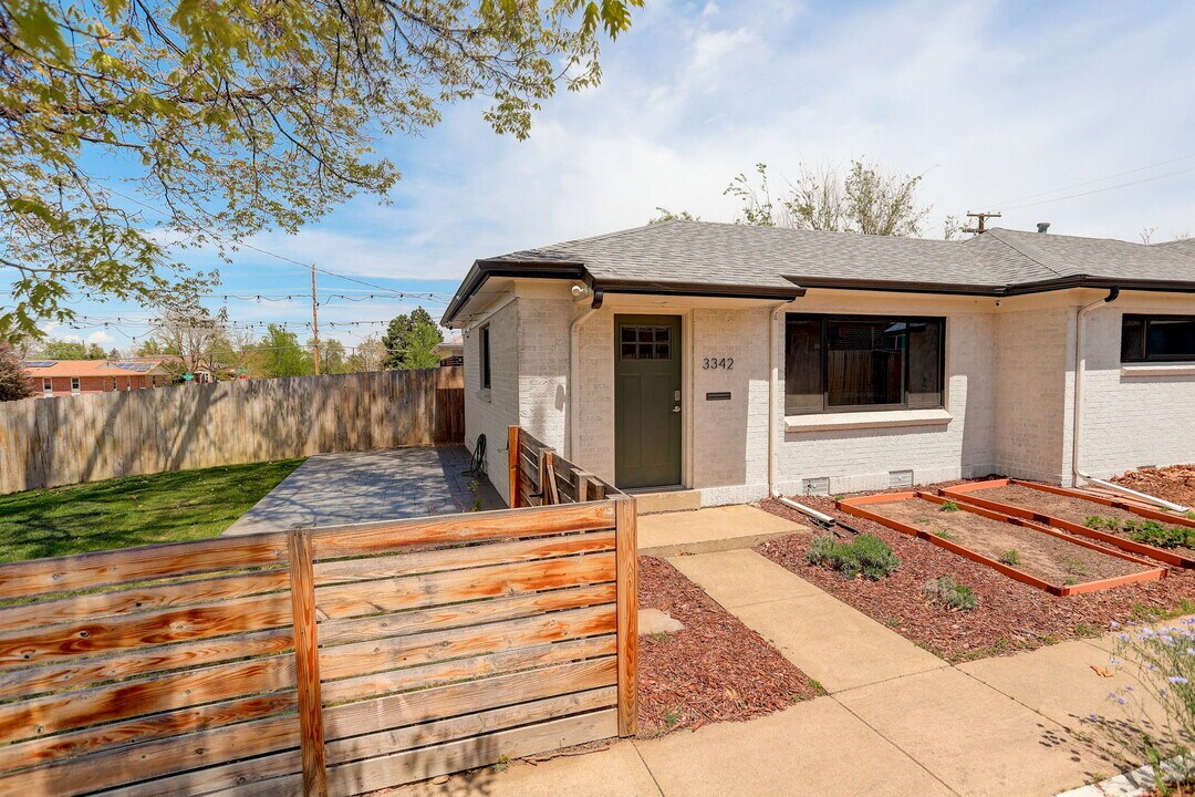 3342 N Harrison St in Denver, CO - Foto de edificio