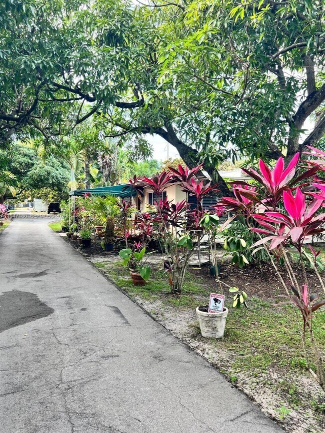 3100 SW 97th Ave in Miami, FL - Building Photo - Building Photo